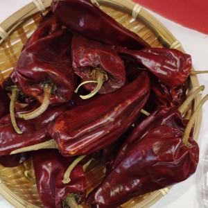 La Cina produce paprika dolce intera e peperoncino piccante intero in magazzino