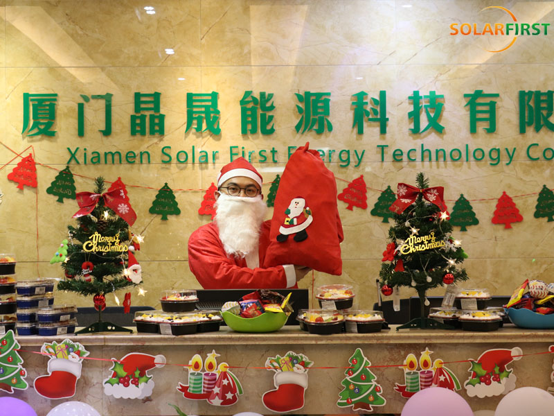 Celebrans Nativitatem Merry Christmas tibi from Solar First Group!