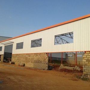 Construction d'entrepôt préfabriqué en treillis d'acier de construction d'immeuble de bureaux commercial encadré par structure métallique avec le dessin