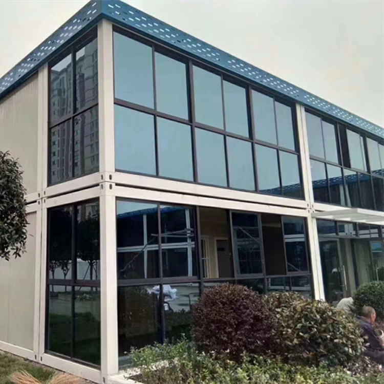 Kontejnerë parafabrikate modulare ndërtesë zyre me strukturë të parafabrikuar çeliku shtëpi kontejneri me paketë të sheshtë për shitje Imazhi i veçuar