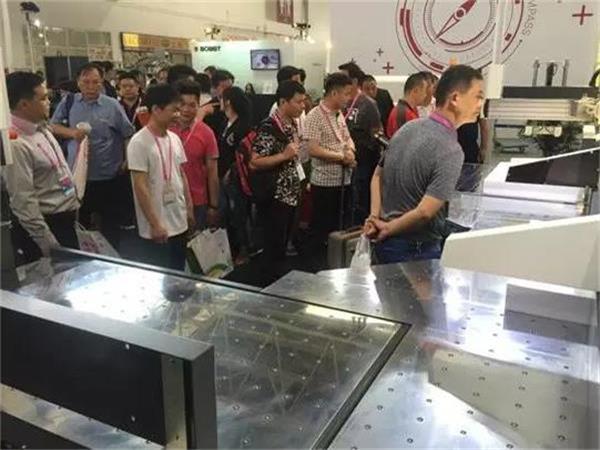 Guowang frigiver T1060B, automatisk udstansningsmaskine med blanking på Kina Print 2017