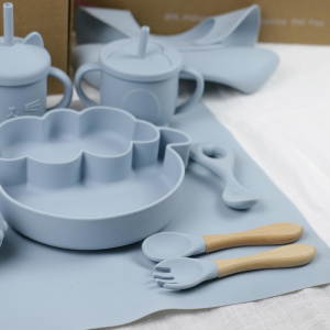 PISSEN လက်ကား ကလေး Geschirr Led Weaning Silicone Bib Spoon Bowl Spoon Bowl Plate Silicone Baby Feeding Tableware Set ထုတ်ကုန်များ