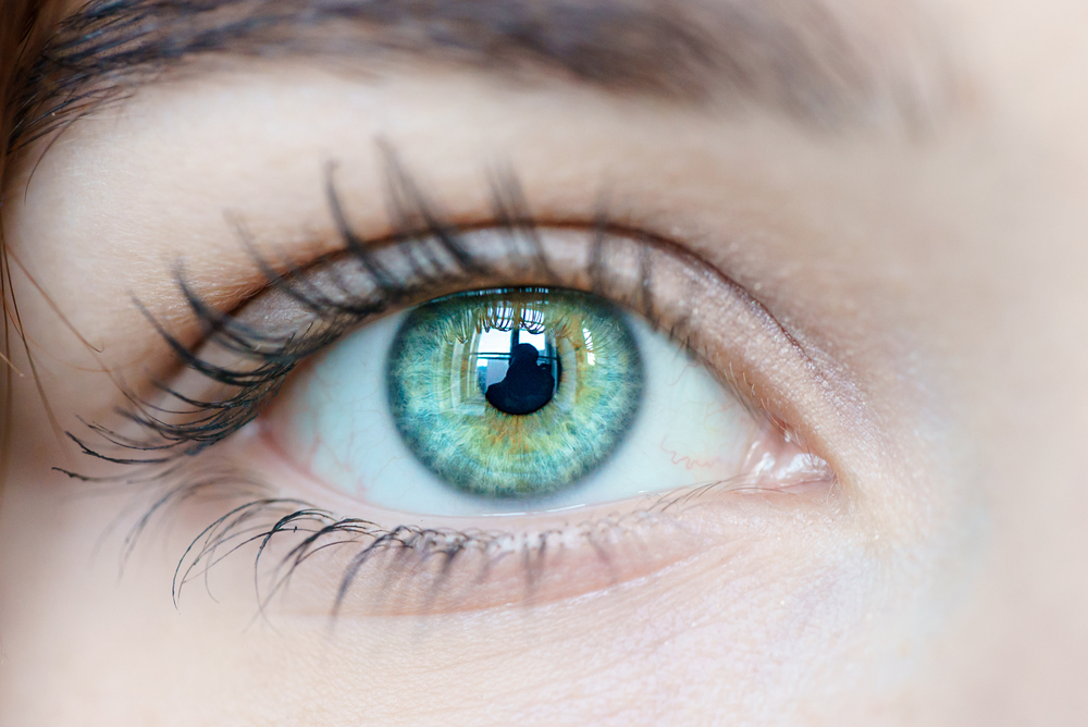 Chytré kontaktní čočky: Ovládejte MicroLED displeje mrknutím oka