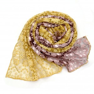 Der mit Blumen übersäte Schal ist mit vollen und glänzenden Perlen verziert