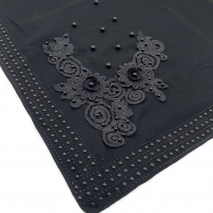 สร้อยคอที่สวยงามประดับประดาด้วยผ้าพันคอสีดำ