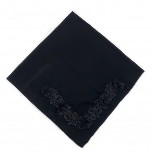 Dây chuyền tinh tế được tô điểm bằng chiếc khăn đen