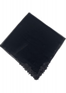 Squisite collane impreziosite da sciarpe nere