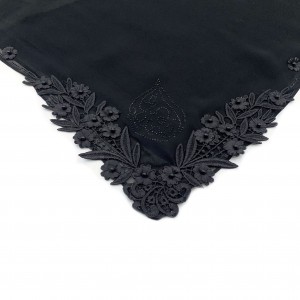 Изысканные ожерелья, украшенные черными шарфами