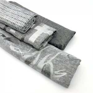 Syal kain rajutan berwarna abu-abu dengan berbagai pola jacquard