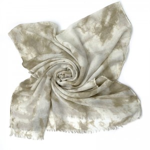 कलात्मक मोहिनीसह विशिष्ट टाय रंगवलेला स्कार्फ