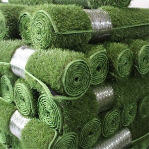 Рулон із зеленої штучної трави, який підходить для занять спортом на свіжому повітрі