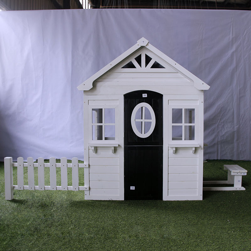 子供のための2021年の松のプレイハウス屋外の木製のプレイハウス