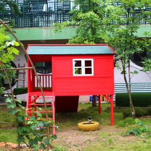 梯子が付いている屋外の庭の 100% の松の木の子供のプレイハウスの木のプレイハウス
