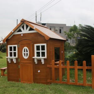 Gyári kerti játszótér játszóházak gyerekeknek Fából készült kültéri kisház kerítéssel és paddal