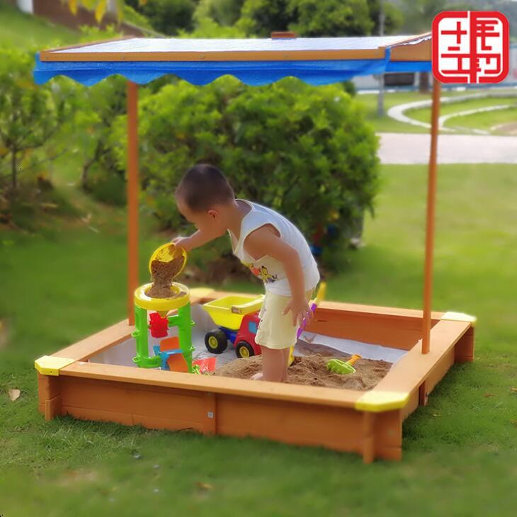 Παιδική πισίνα με άμμο σπίτι φράχτης από μασίφ ξύλο εξωτερικός εσωτερικός χώρος οικογενειακός λάκκος άμμου νηπιαγωγείο υπαίθρια παιχνίδια παιδιά παίζουν πισίνα με άμμο