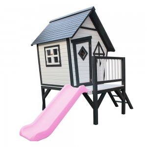 Голяма модерна детска къщичка за деца на едро в задния двор на едро с пързалка