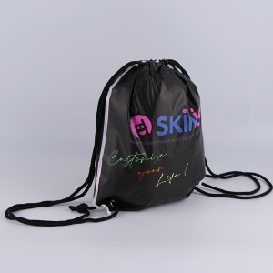 Индивидуальная печать на матовом рюкзаке с черным рисунком на шнурке