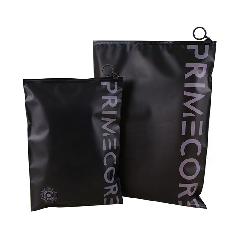 Bolsa com zíper para roupas CPE preto fosco com logotipo personalizado com círculo