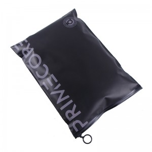 Räätälöity logo musta matta CPE-vaatteiden vetoketjullinen laukku ympyrällä