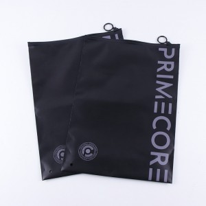 Προσαρμοσμένο λογότυπο μαύρη ματ τσάντα ρούχων CPE με φερμουάρ με κύκλο