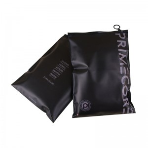 Черна матова чанта за облекло с цип и кръг с лого