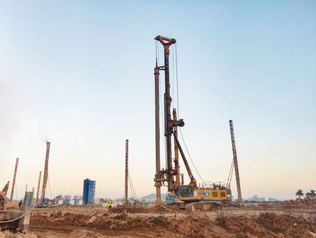 XCMG Rotary Drilling Rigs drage by oan it boarjen fan de granitenformaasje yn Guangzhou Clean Energy Storage Base Project
