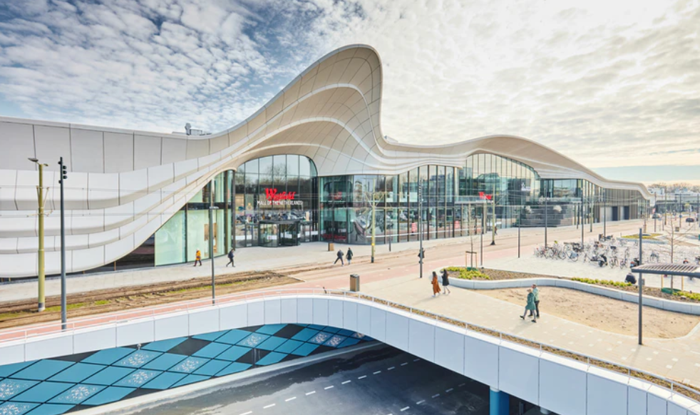 Lasikuituteräsbetonielementit antavat uuden verhon Westfield Mall -rakennukseen Hollannissa