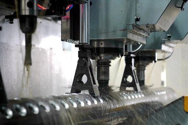 El primer trepant CNC d'alta velocitat domèstic per a capçals de calderes va realitzar amb èxit la "integració de dues màquines"