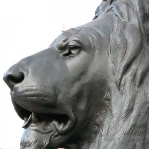 Голяма бронзова скулптура на лъв