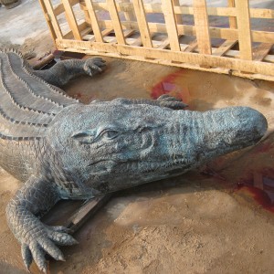 Bronzas krokodila statuja