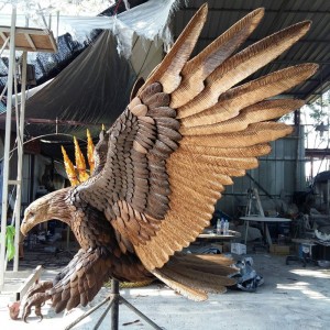 Escultura de águia de bronze em tamanho real
