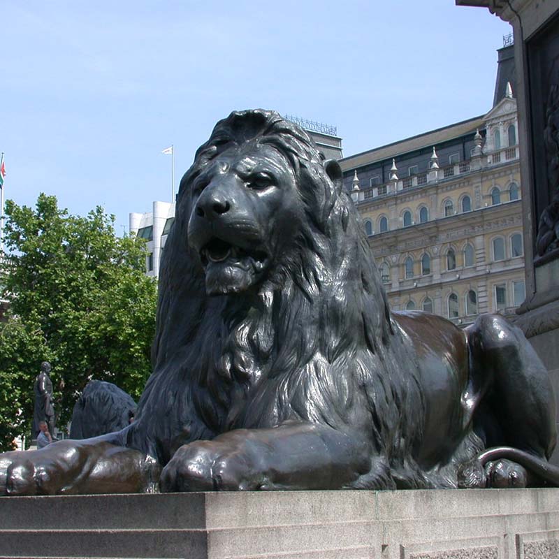 Scultura di leone in bronzu di grande dimensione