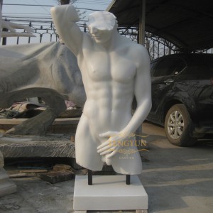 Scultura di torso maschile in marmo bianco a grandezza naturale con decorazione su misura del torso nudo