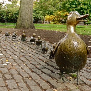 Brončana statua patke Napravite mjesta za pačiće