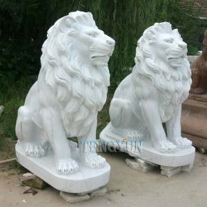 庭の大理石のライオンの石の動物の彫刻