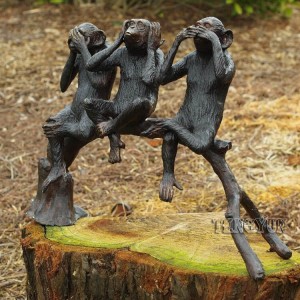 รูปปั้นลิงทองแดงตกแต่งสวนนั่งบนม้านั่งสำริดสามรูปปั้นลิงที่ฉลาด