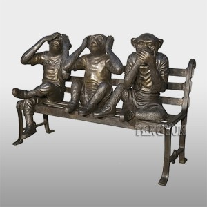 Dārza dekoratīvā vara pērtiķa skulptūra, kas sēž uz soliņa, bronzas trīs gudru pērtiķu statujas