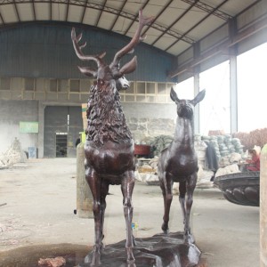 Brončana statua jelena