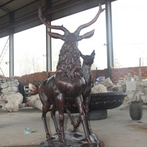 Бронзовая статуя оленя