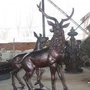 Hirschstatue aus Bronze