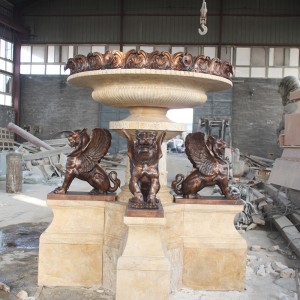 Bronzas un marmora strūklakas statuja