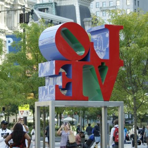 Sculpture lettre LOVE en acier inoxydable
