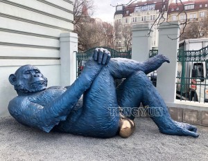 Liela metāla pērtiķa guļoša statuja zilā krāsā bronzas King Kong bumbiņu skulptūra
