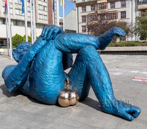 Μεγάλο μεταλλικό άγαλμα ξαπλωμένου μαϊμού σε μπλε χρώμα μπρούτζινο γλυπτό μπάλες King Kong