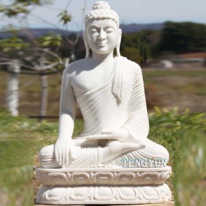 Bijeli mramorni kip Bude koji meditira u prirodnoj veličini
