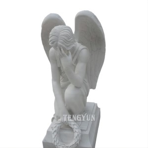 Statuja e engjëllit të gjunjëzuar prej mermeri të përmasave reale për varrezat