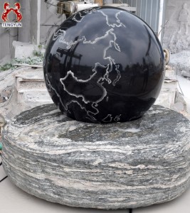 Fonte de auga rotativa de esfera Fengshui de granito negro de gran tamaño ao aire libre