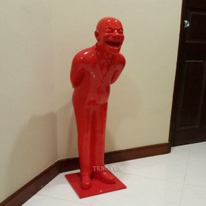 Sklolaminátová socha červeného muža v životnej veľkosti na dekoráciu nákupného centra alebo dverí