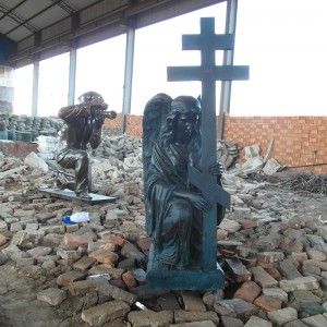 Betender Engel aus Bronze mit Kreuz