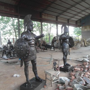 Romersk menneskekriger i bronze med spyd